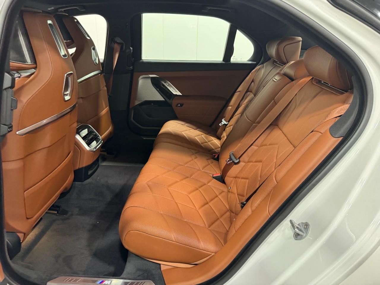 BMW 7 Series Vehicle Full-screen Gallery Image 8
