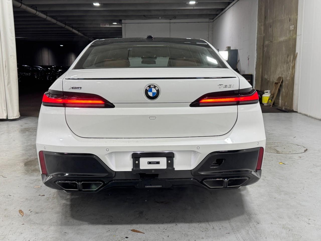 BMW 7 Series Vehicle Full-screen Gallery Image 9