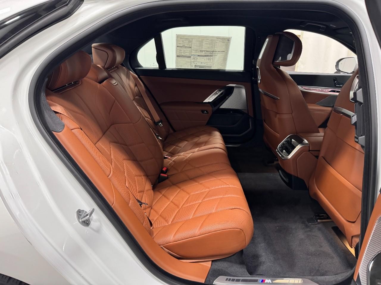 BMW 7 Series Vehicle Full-screen Gallery Image 10