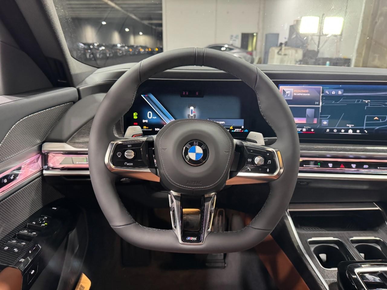 BMW 7 Series Vehicle Full-screen Gallery Image 13