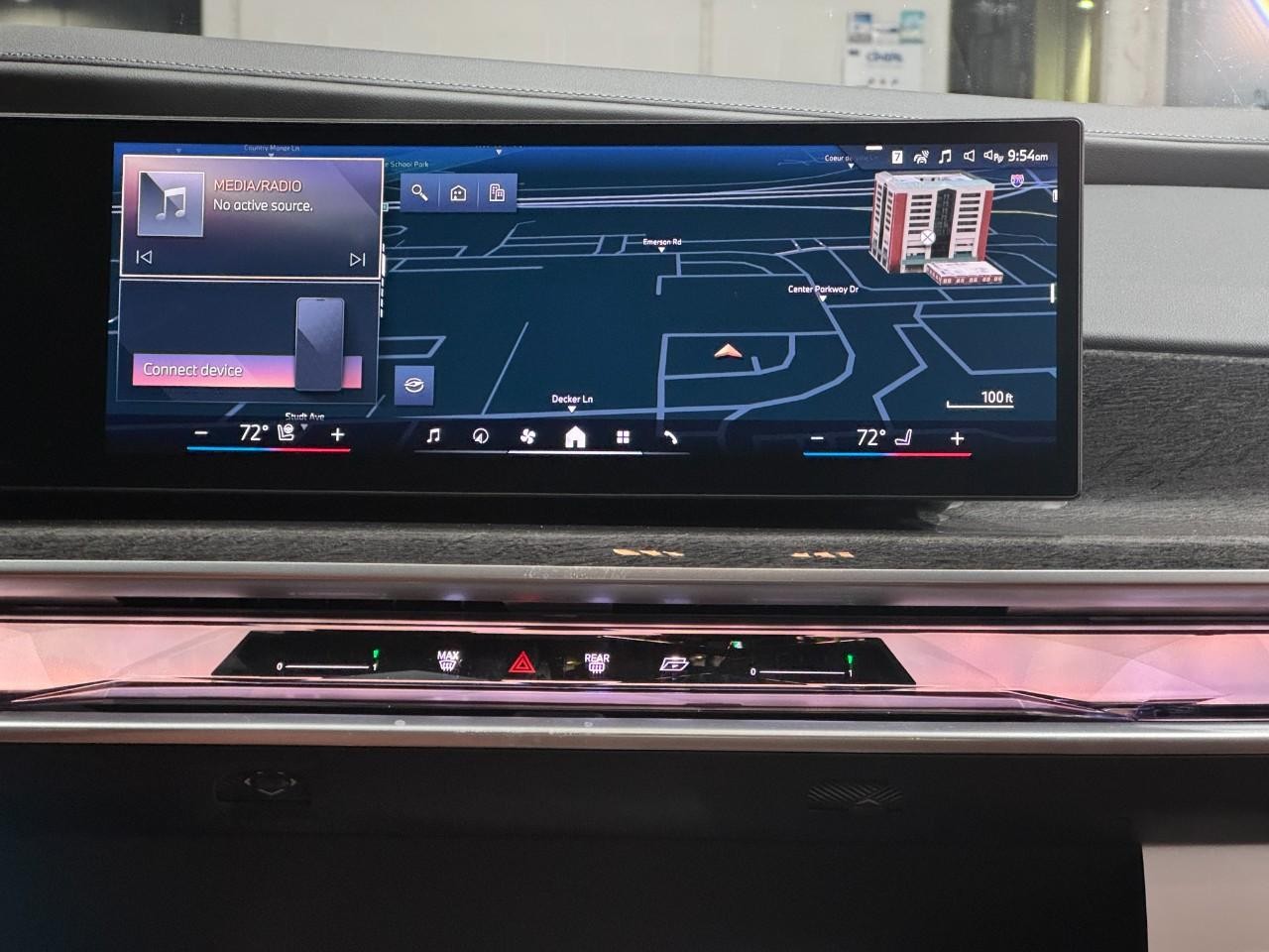 BMW 7 Series Vehicle Full-screen Gallery Image 14