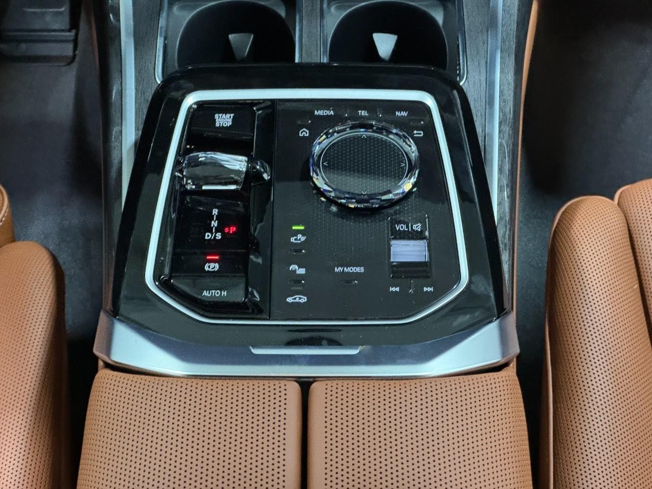 BMW 7 Series Vehicle Full-screen Gallery Image 15