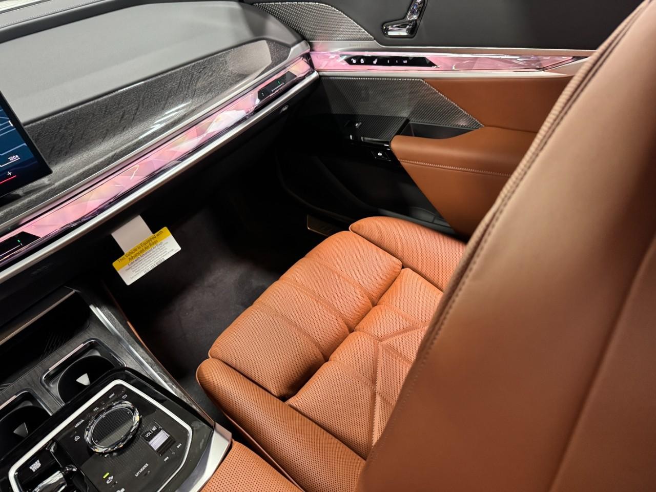 BMW 7 Series Vehicle Full-screen Gallery Image 16