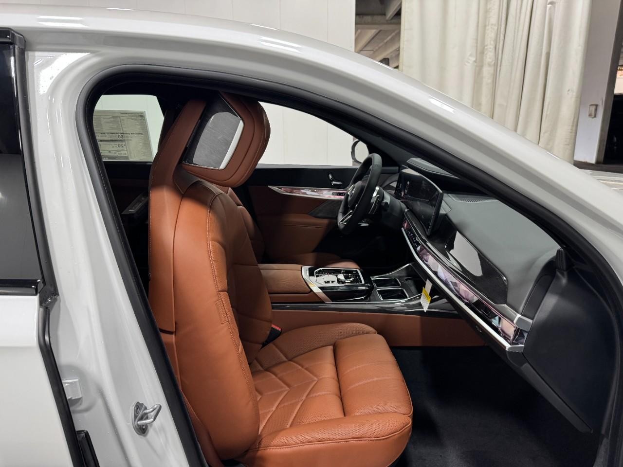 BMW 7 Series Vehicle Full-screen Gallery Image 17