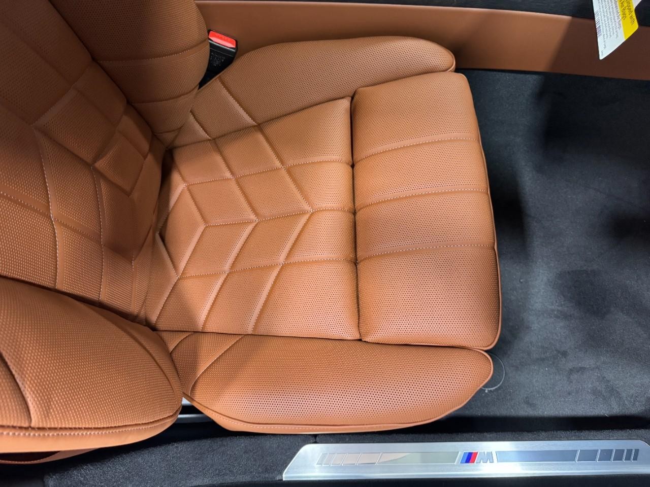BMW 7 Series Vehicle Full-screen Gallery Image 18