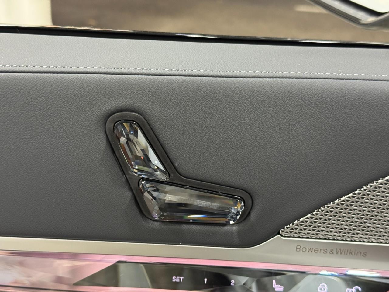 BMW 7 Series Vehicle Full-screen Gallery Image 22