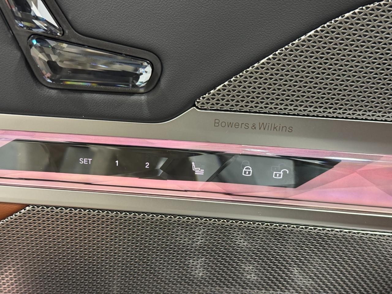 BMW 7 Series Vehicle Full-screen Gallery Image 23