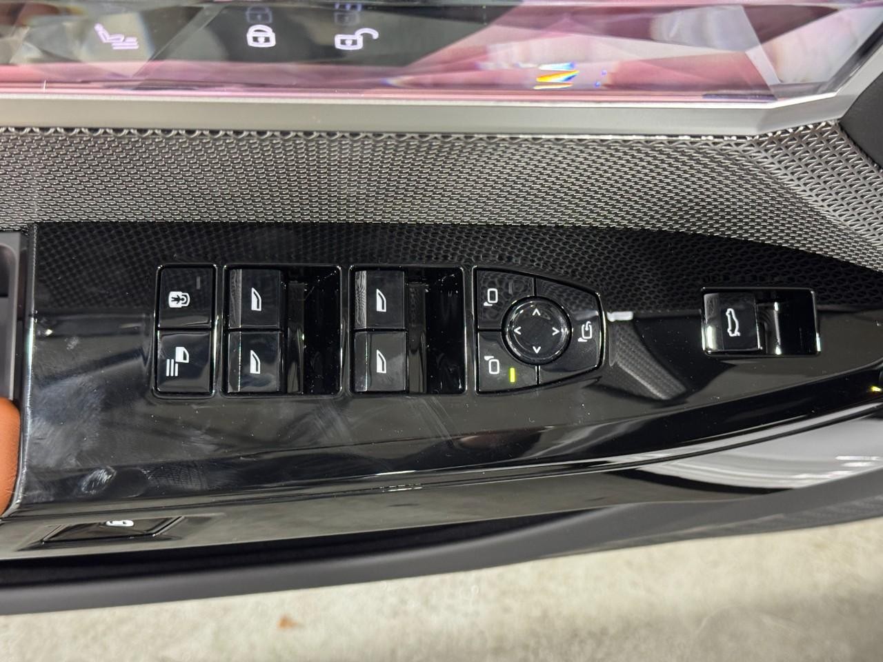 BMW 7 Series Vehicle Full-screen Gallery Image 24