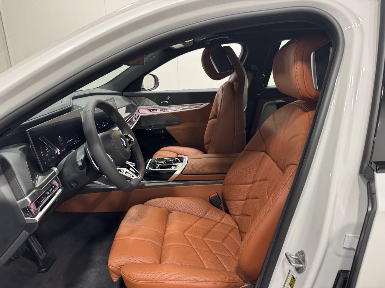 BMW 7 Series Vehicle Full-screen Gallery Image 25