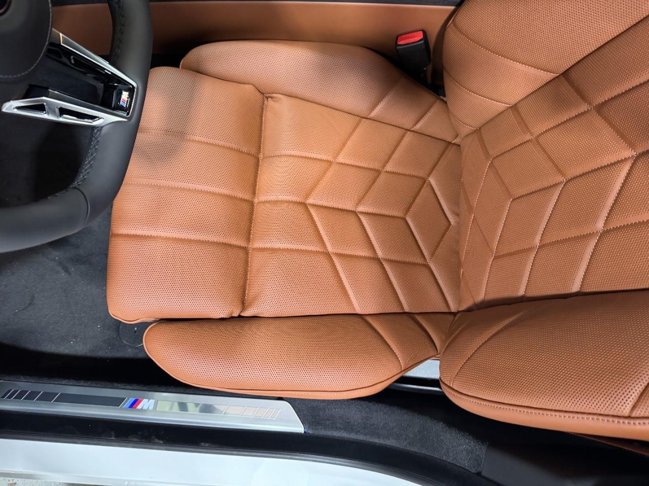 BMW 7 Series Vehicle Full-screen Gallery Image 26