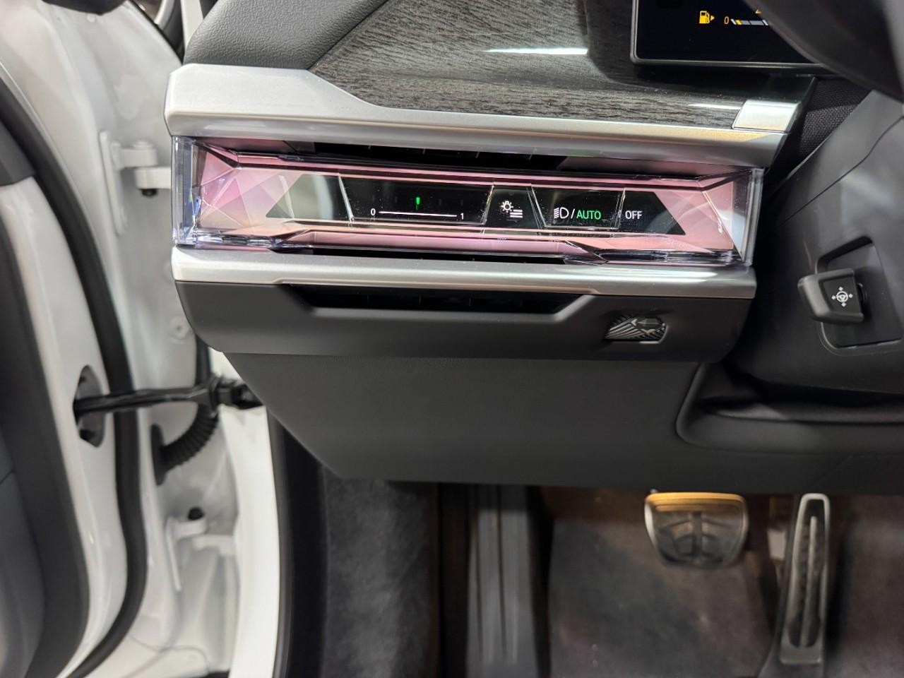 BMW 7 Series Vehicle Full-screen Gallery Image 27