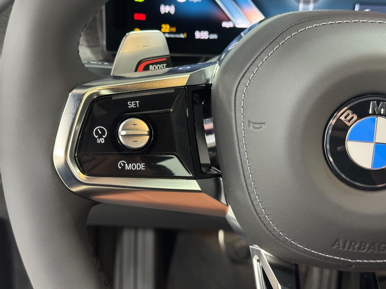 BMW 7 Series Vehicle Full-screen Gallery Image 28