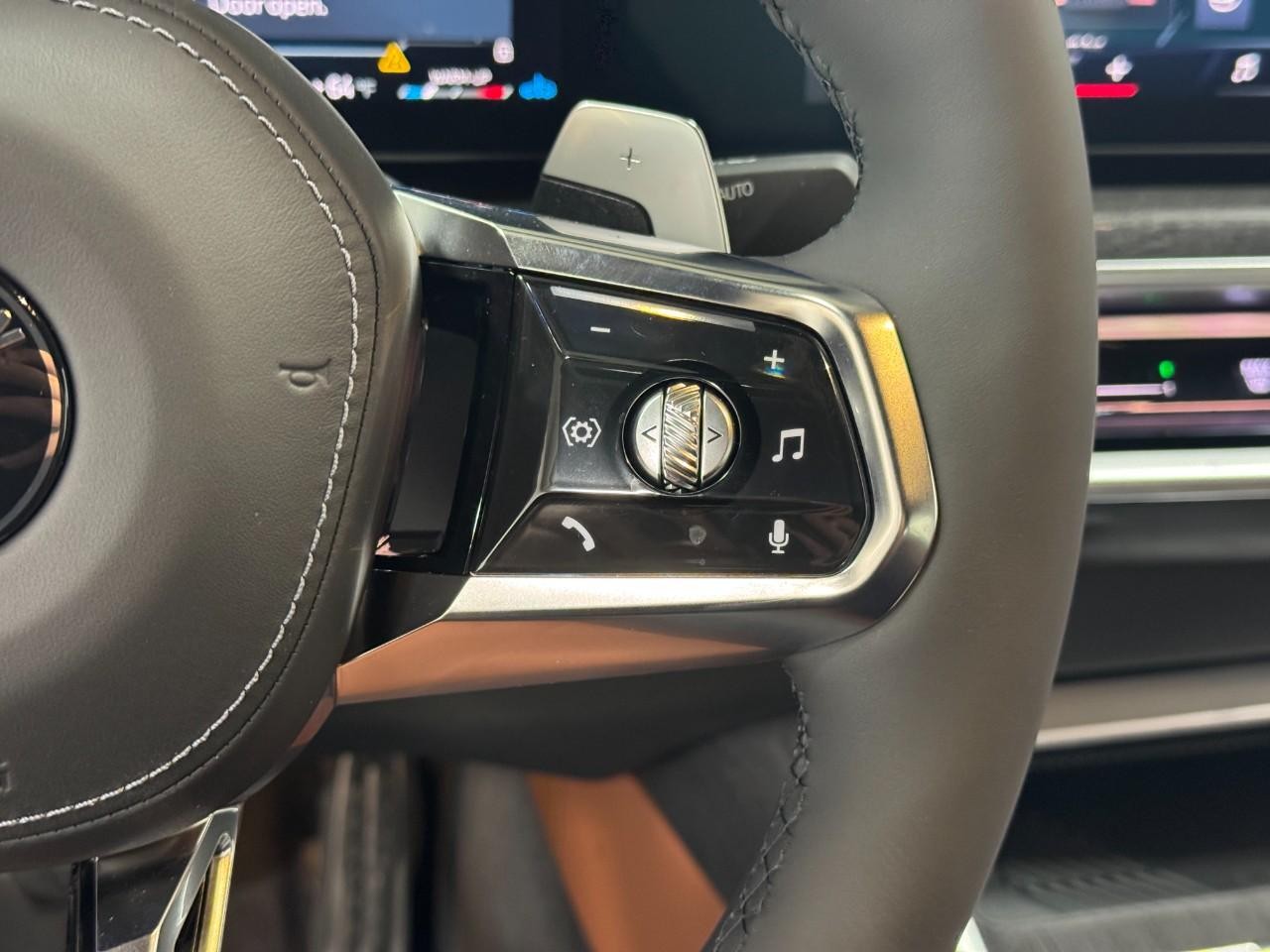BMW 7 Series Vehicle Full-screen Gallery Image 29
