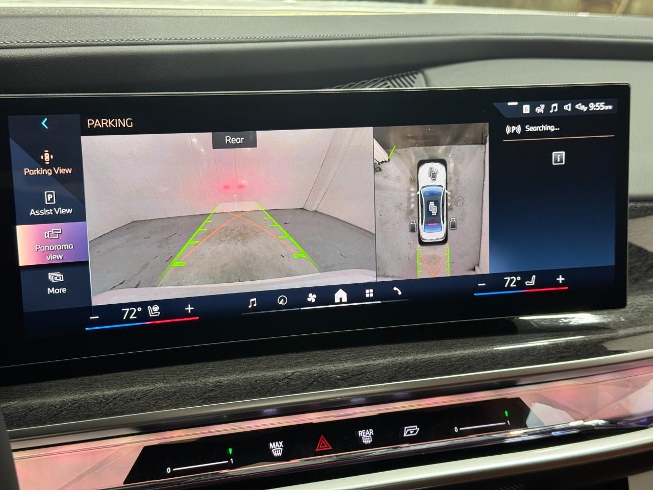 BMW 7 Series Vehicle Full-screen Gallery Image 31
