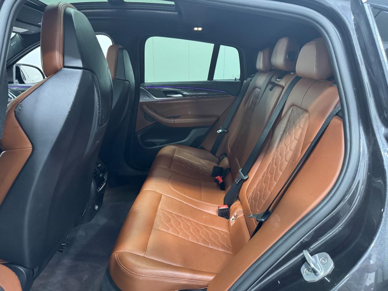 BMW X4 M Vehicle Full-screen Gallery Image 8