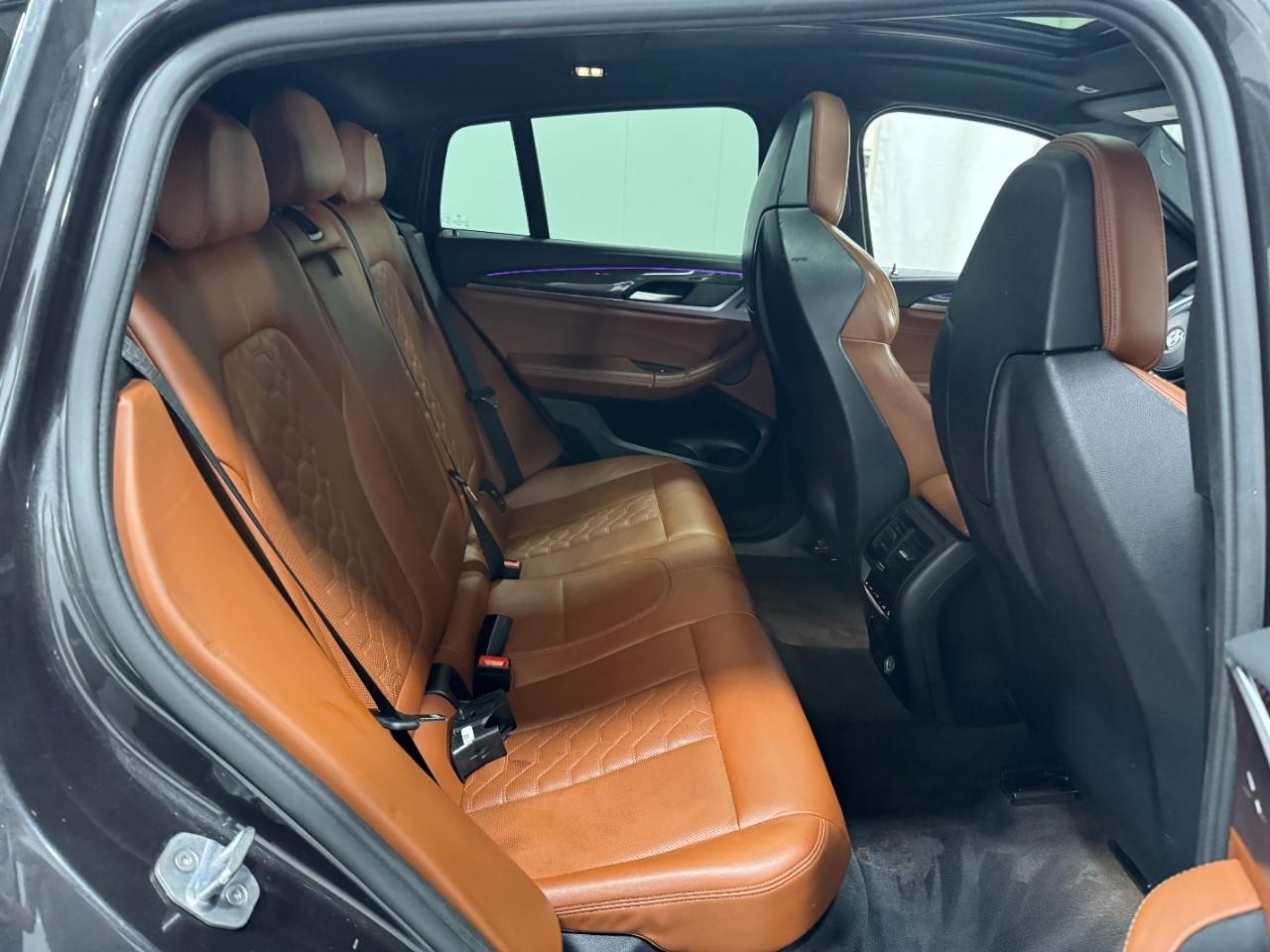 BMW X4 M Vehicle Full-screen Gallery Image 10