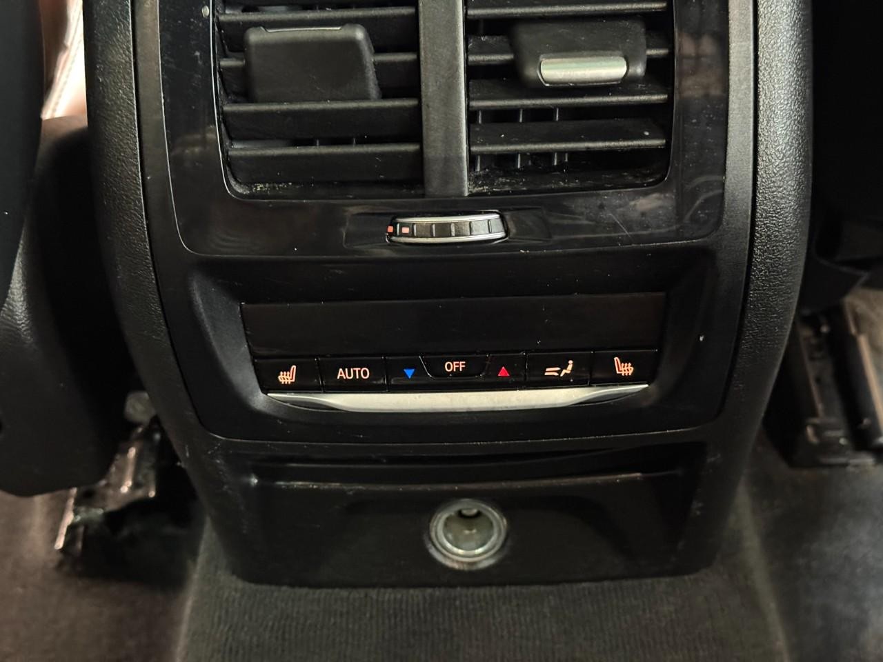 BMW X4 M Vehicle Full-screen Gallery Image 11