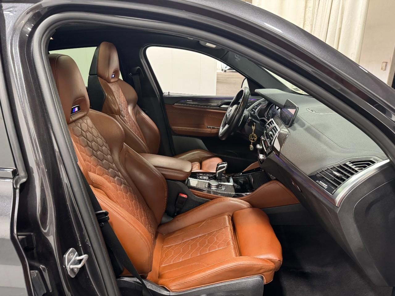 BMW X4 M Vehicle Full-screen Gallery Image 19