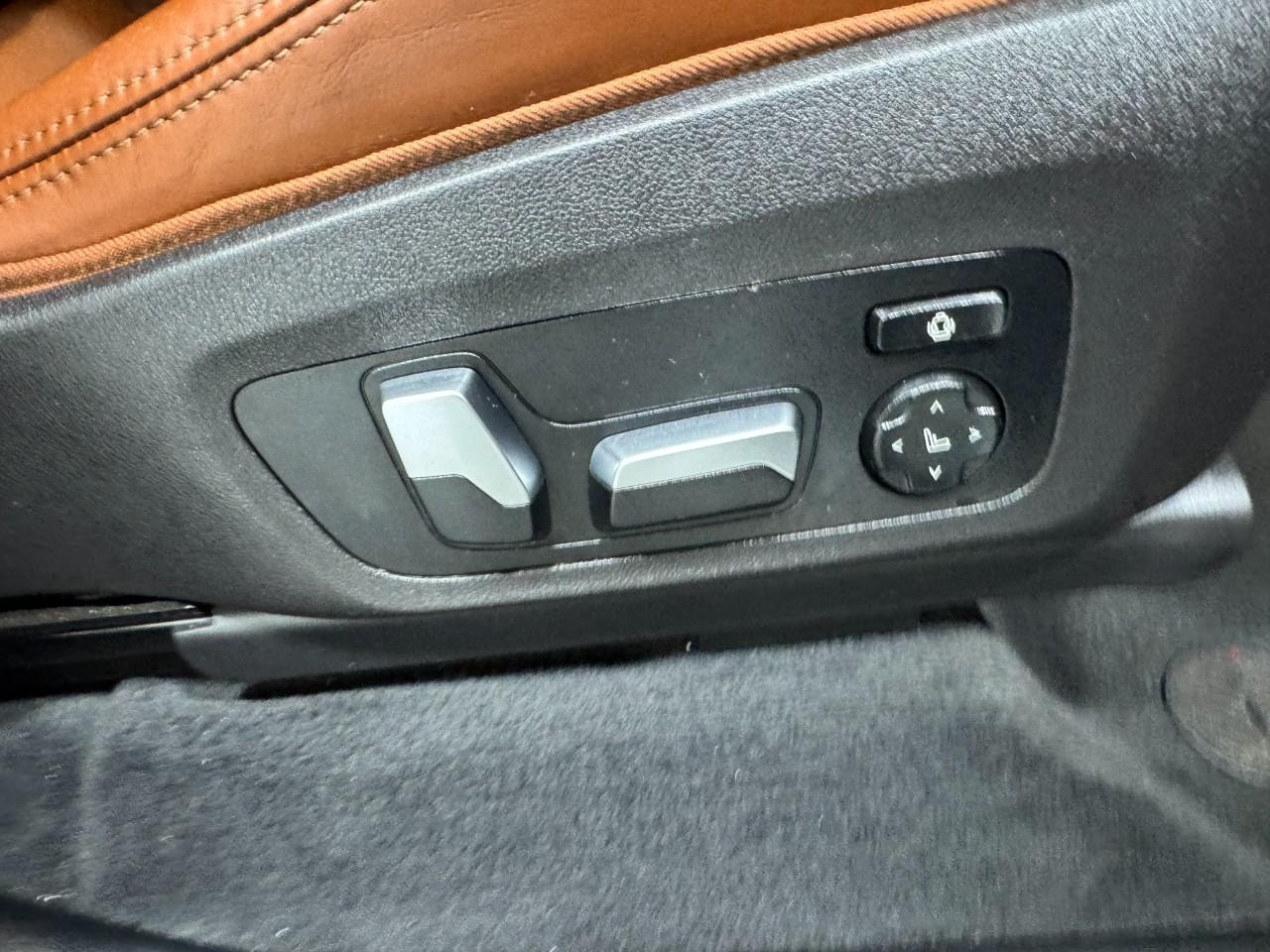 BMW X4 M Vehicle Full-screen Gallery Image 21