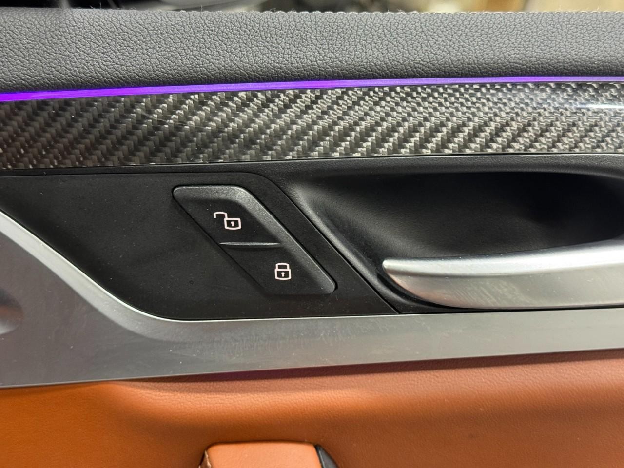 BMW X4 M Vehicle Full-screen Gallery Image 22