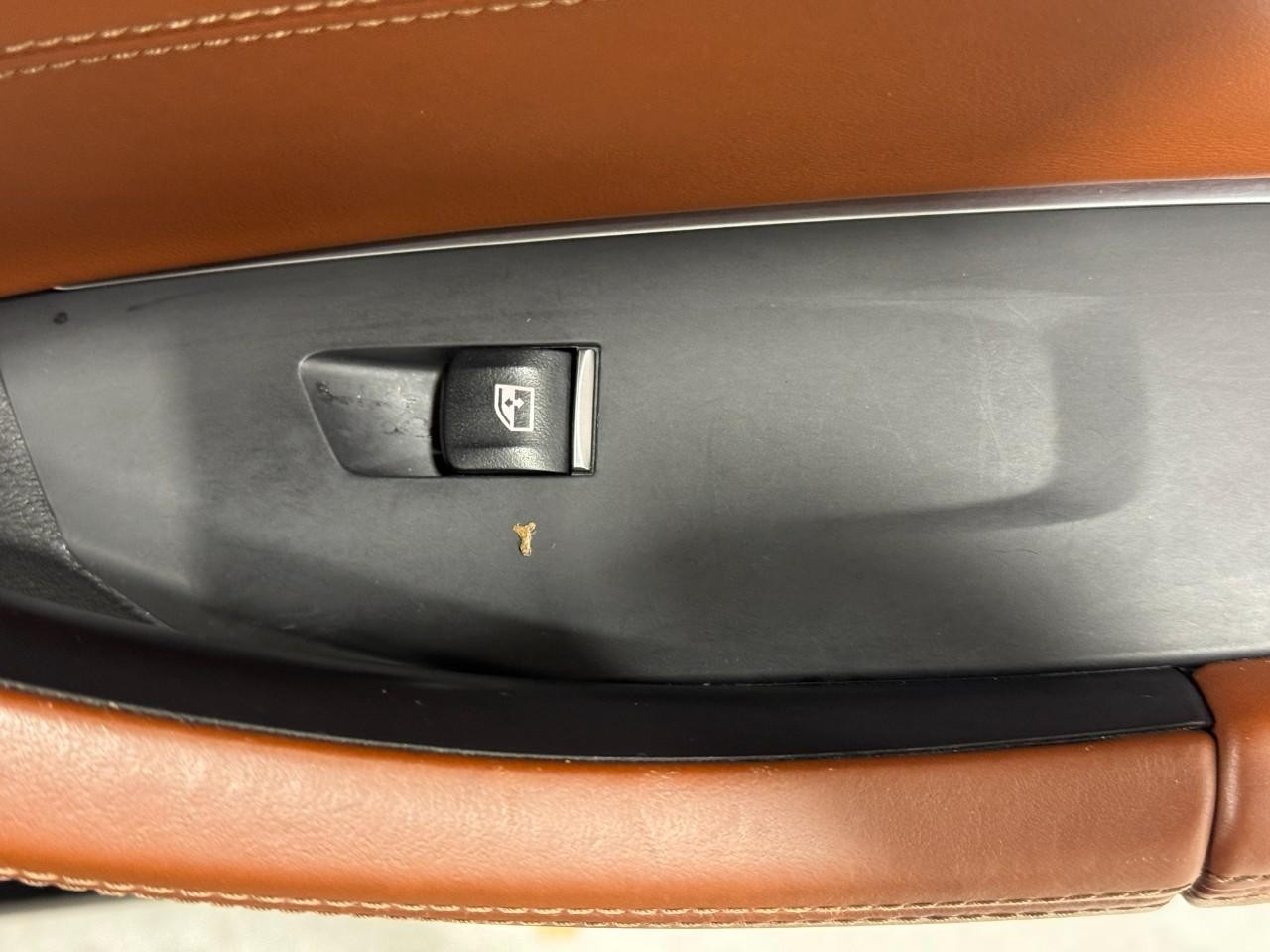 BMW X4 M Vehicle Full-screen Gallery Image 23