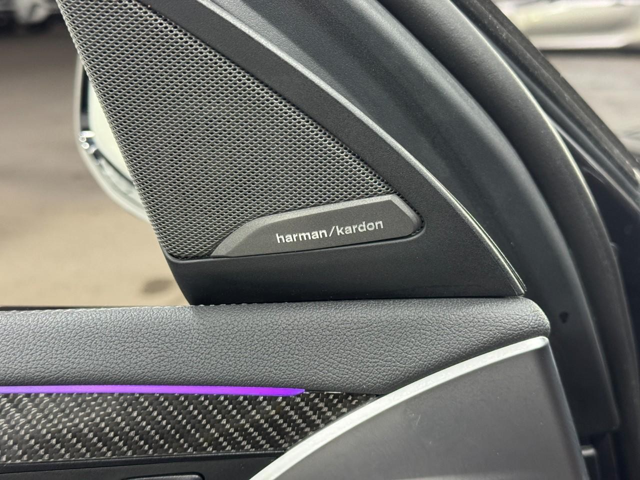 BMW X4 M Vehicle Full-screen Gallery Image 24