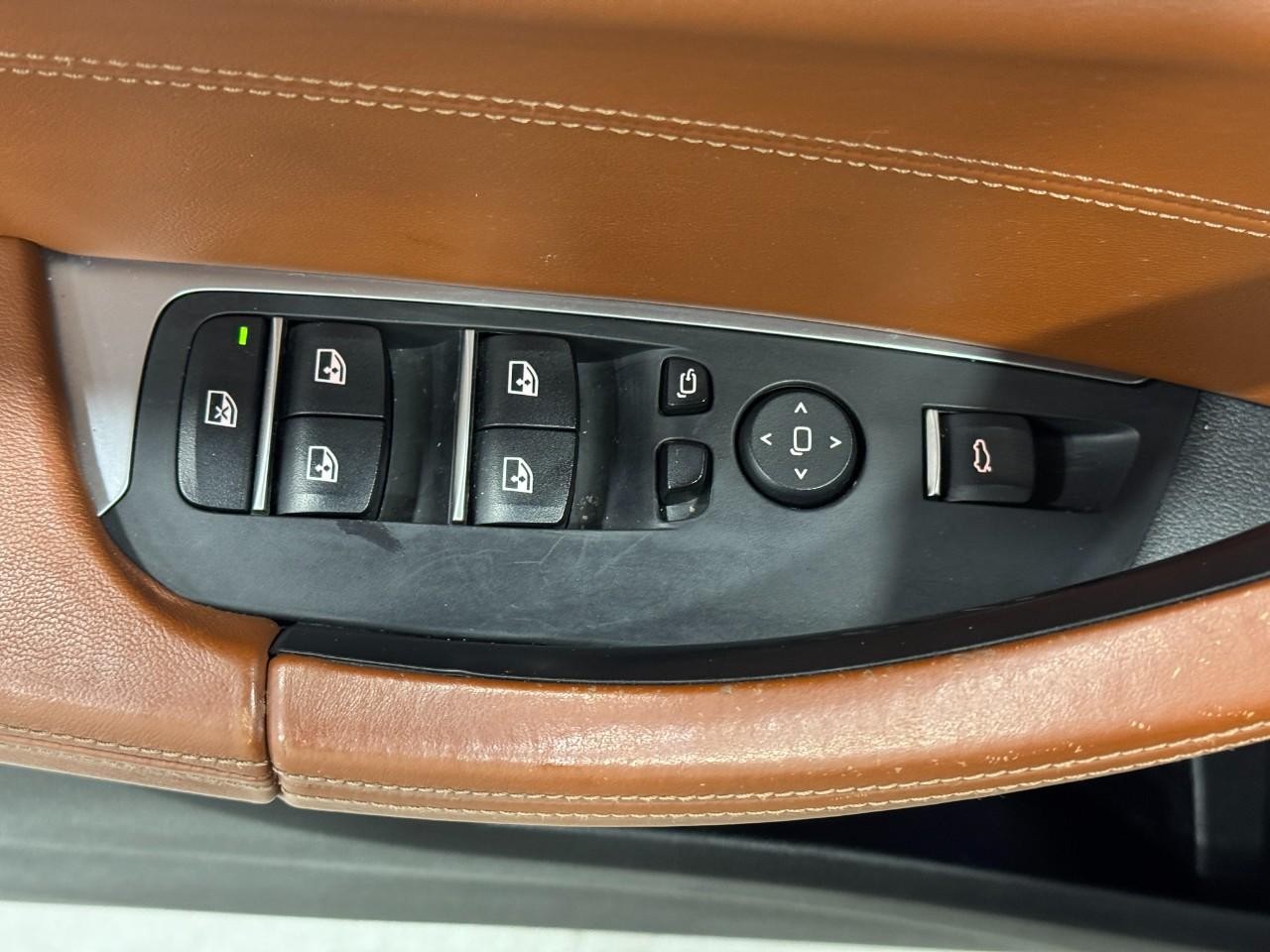 BMW X4 M Vehicle Full-screen Gallery Image 26