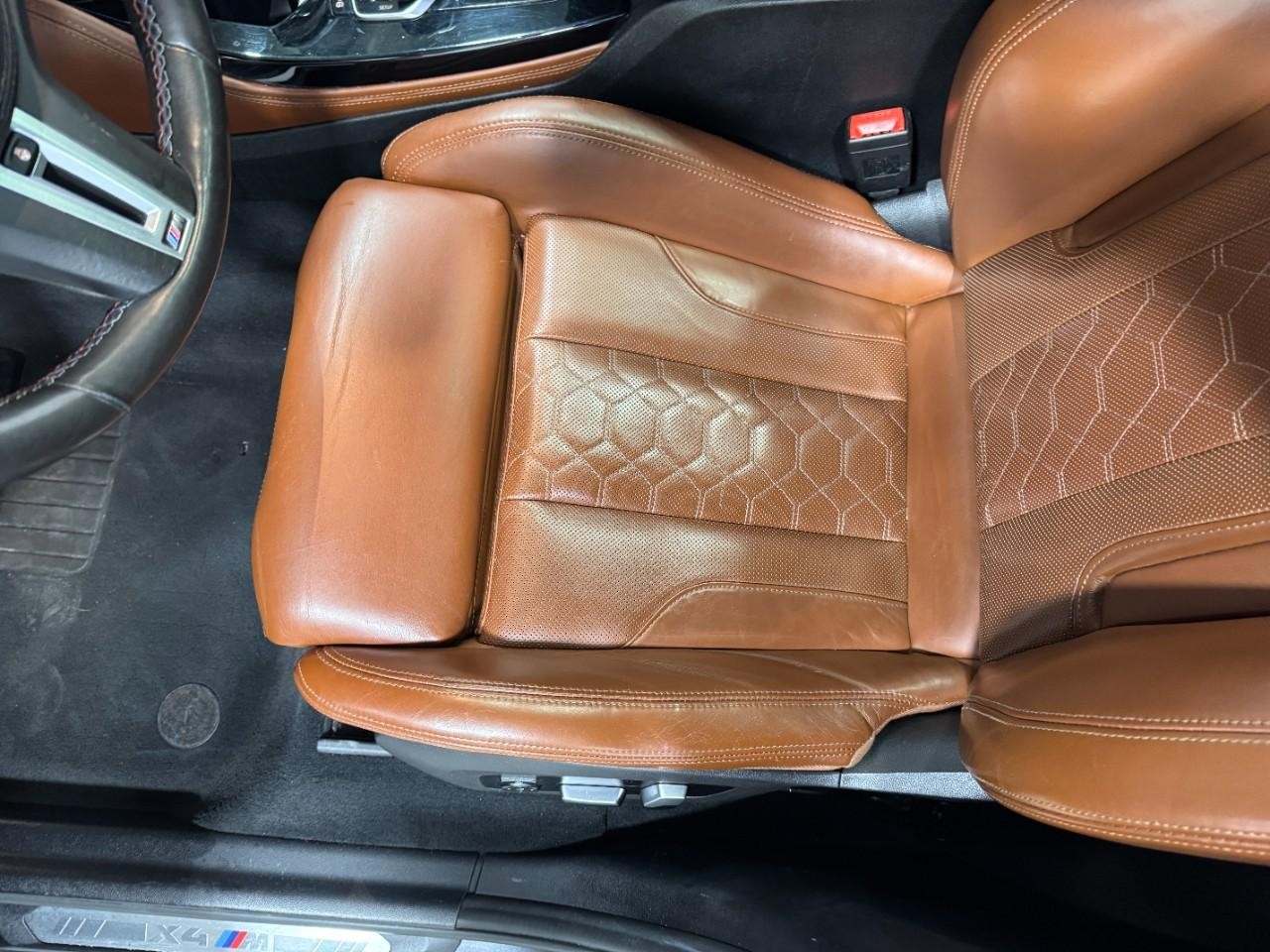 BMW X4 M Vehicle Full-screen Gallery Image 28