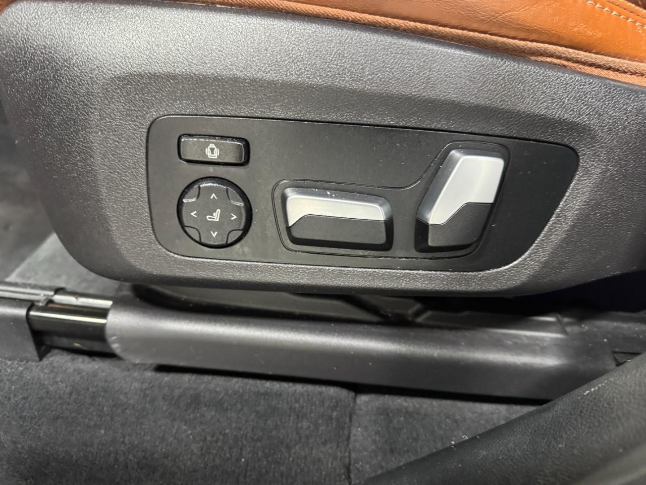 BMW X4 M Vehicle Full-screen Gallery Image 29