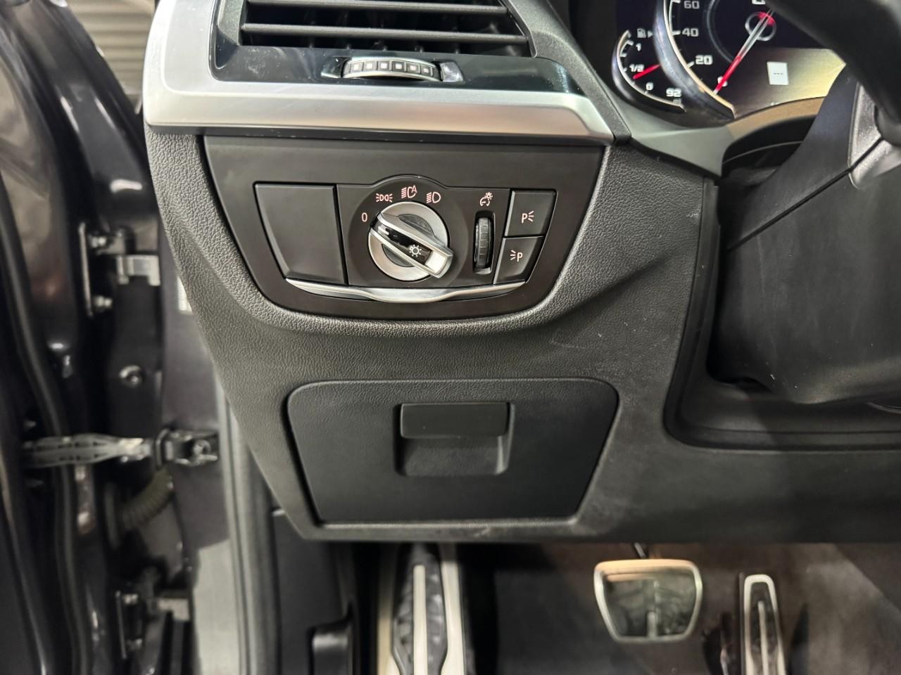 BMW X4 M Vehicle Full-screen Gallery Image 30