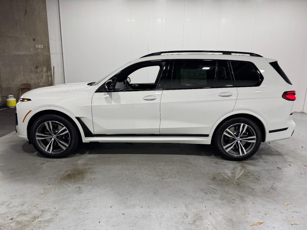 BMW X7 Vehicle Full-screen Gallery Image 2