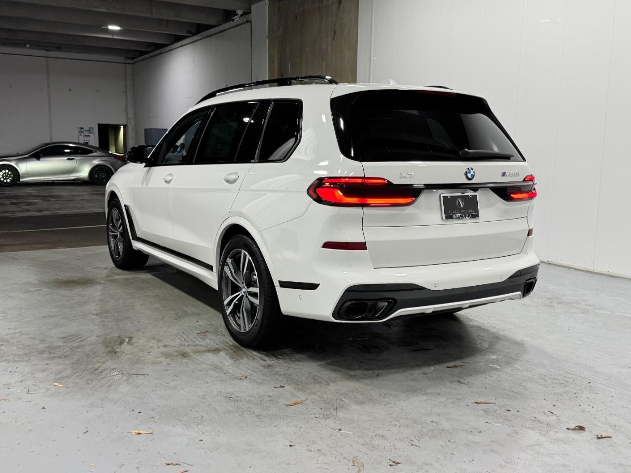 BMW X7 Vehicle Full-screen Gallery Image 3