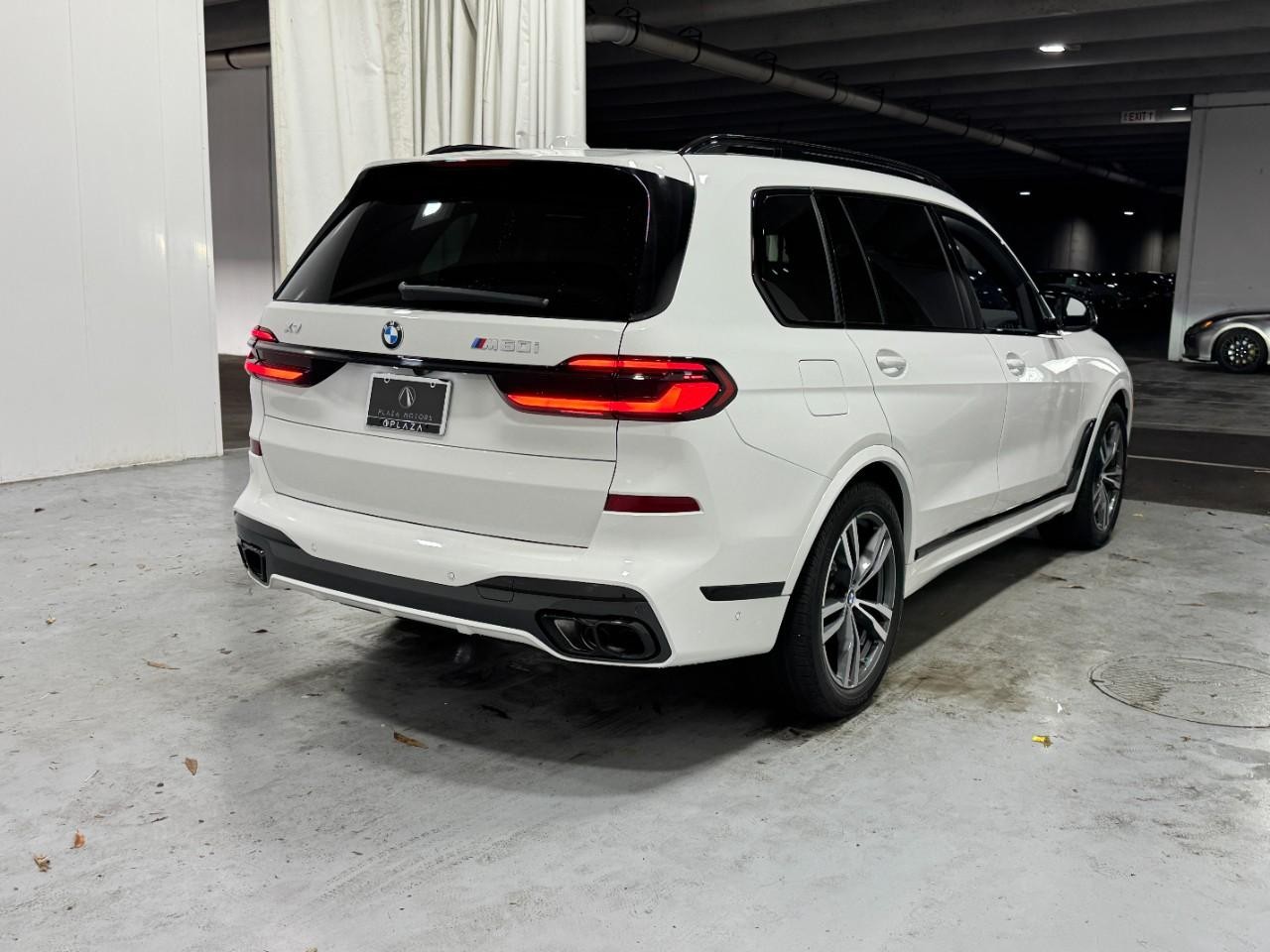 BMW X7 Vehicle Full-screen Gallery Image 4