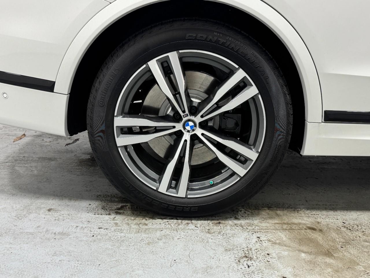 BMW X7 Vehicle Full-screen Gallery Image 5