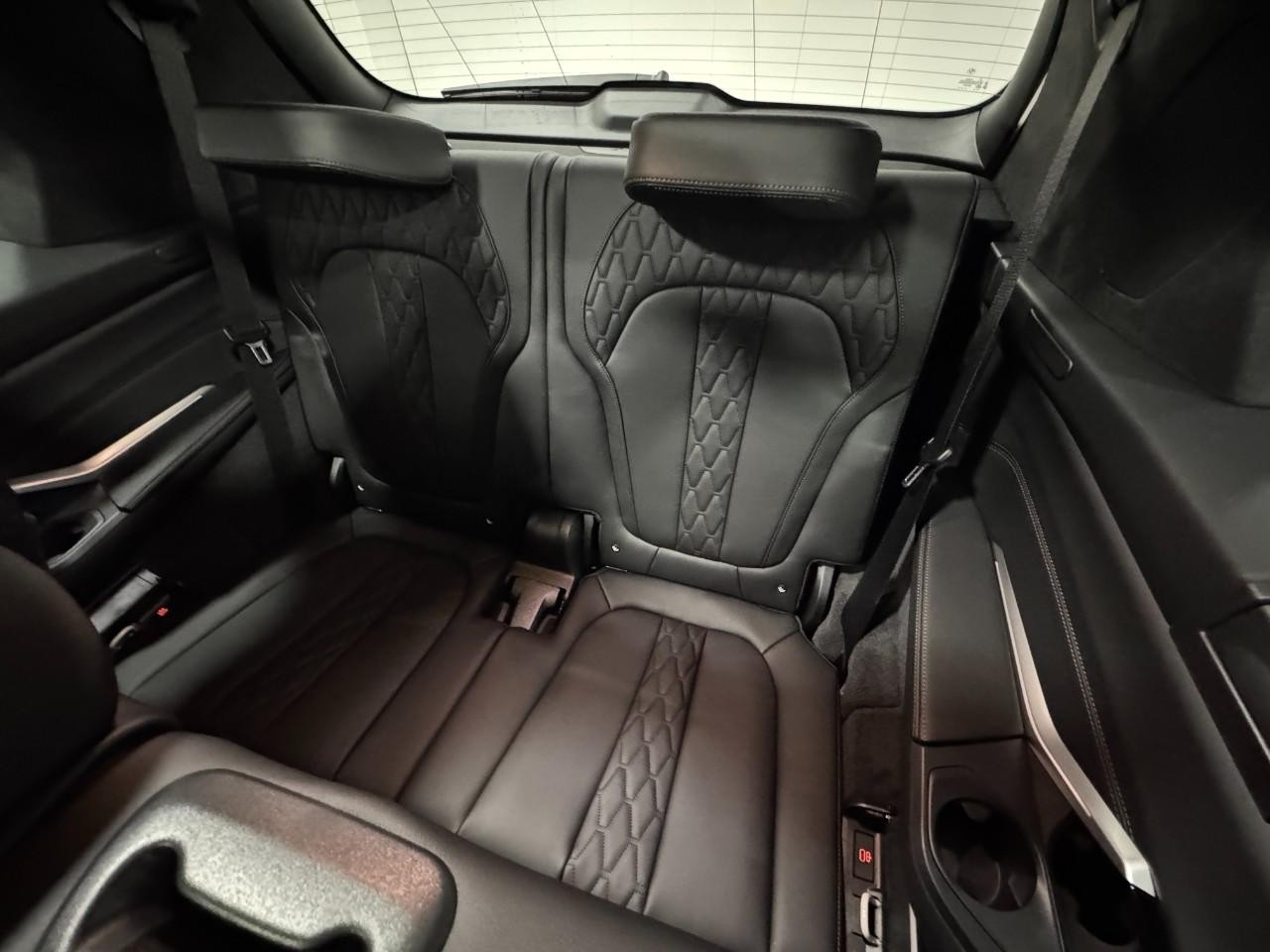 BMW X7 Vehicle Full-screen Gallery Image 8