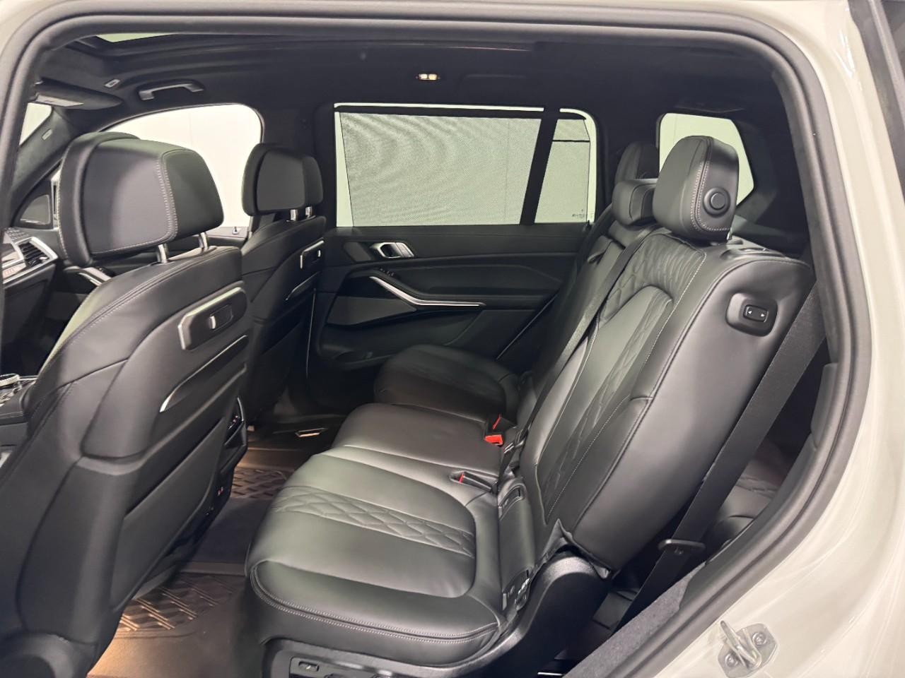 BMW X7 Vehicle Full-screen Gallery Image 9