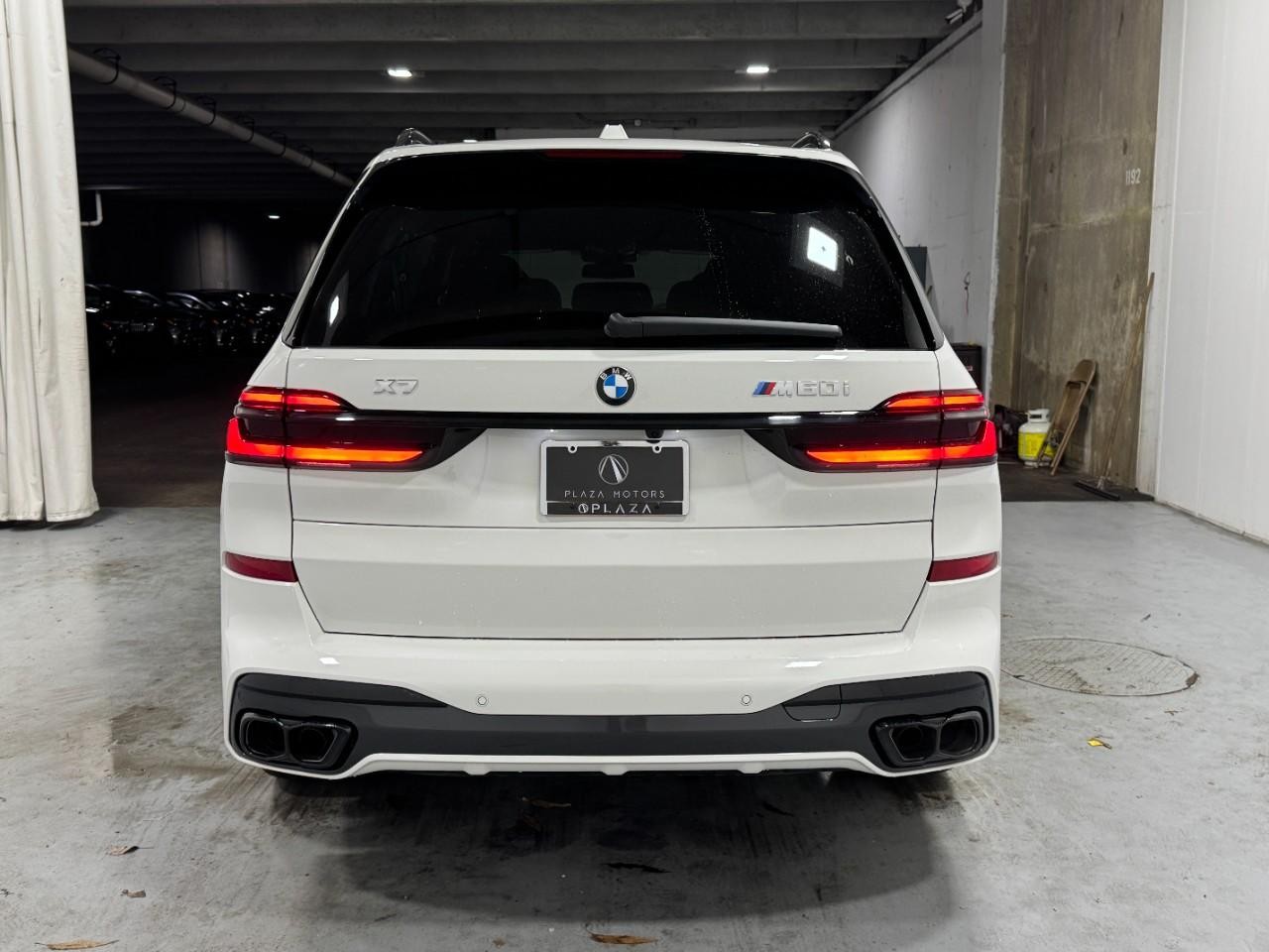 BMW X7 Vehicle Full-screen Gallery Image 10