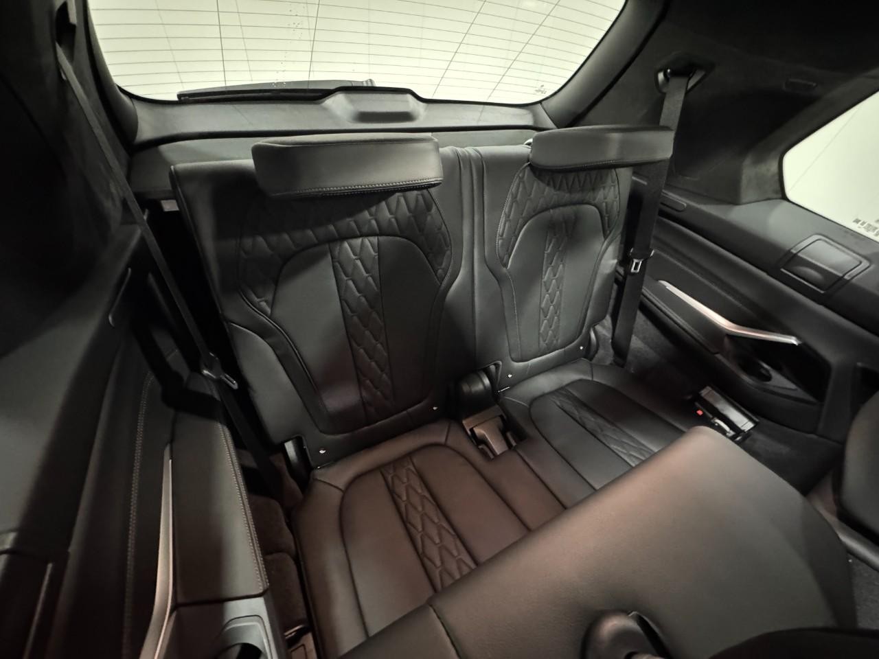 BMW X7 Vehicle Full-screen Gallery Image 11