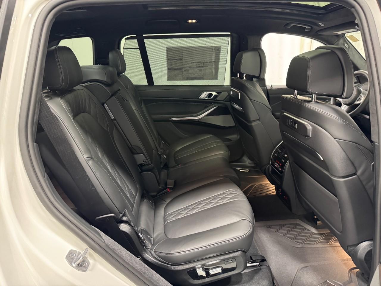 BMW X7 Vehicle Full-screen Gallery Image 12