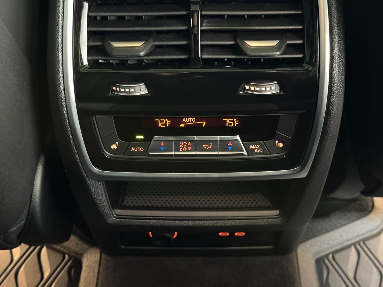 BMW X7 Vehicle Full-screen Gallery Image 13
