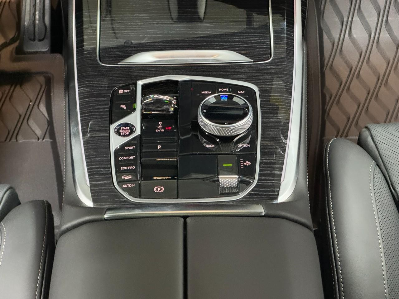 BMW X7 Vehicle Full-screen Gallery Image 18