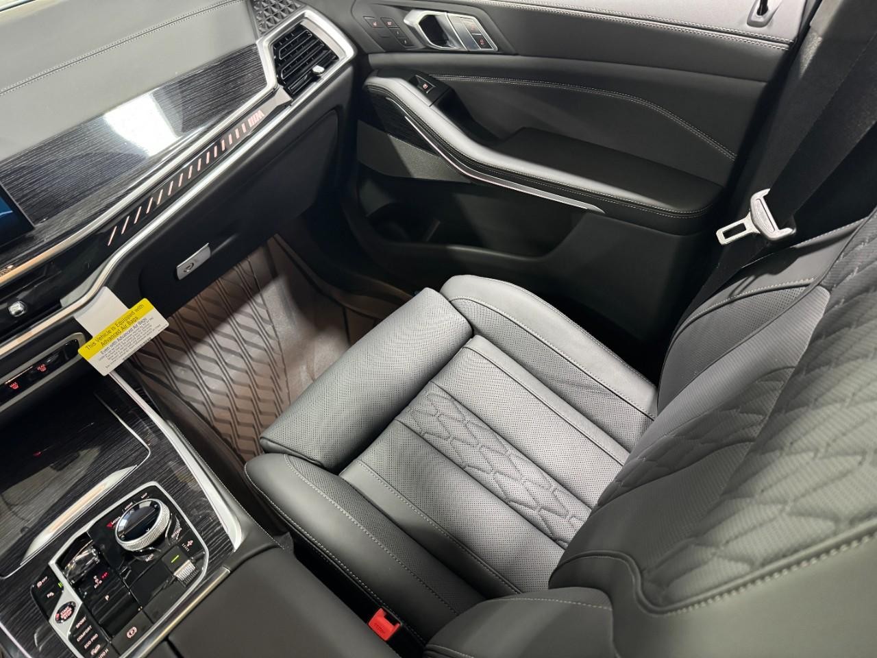 BMW X7 Vehicle Full-screen Gallery Image 19