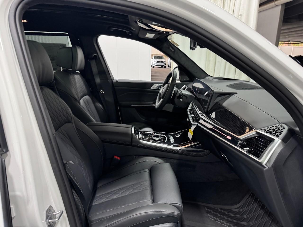 BMW X7 Vehicle Full-screen Gallery Image 20