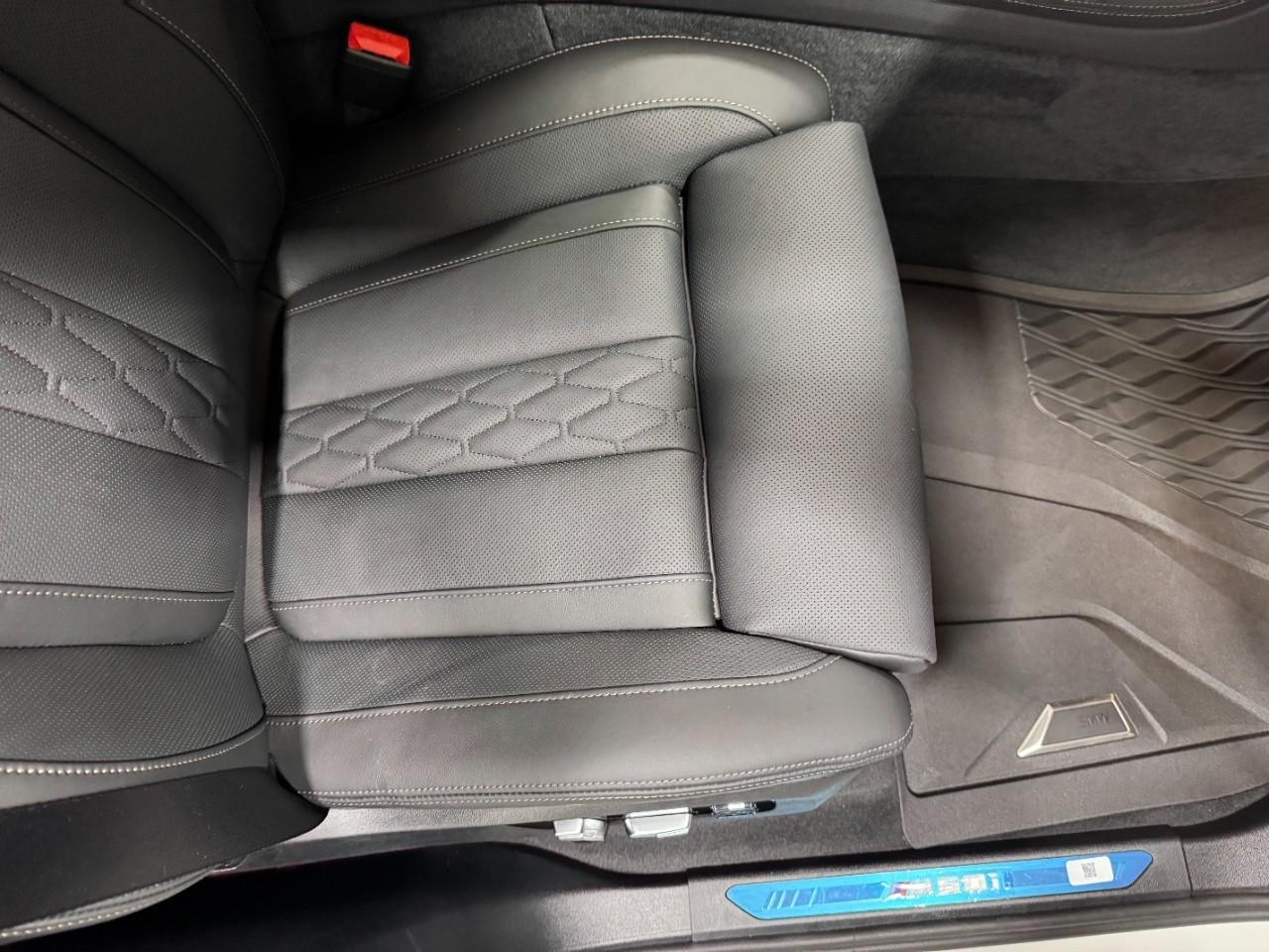 BMW X7 Vehicle Full-screen Gallery Image 21