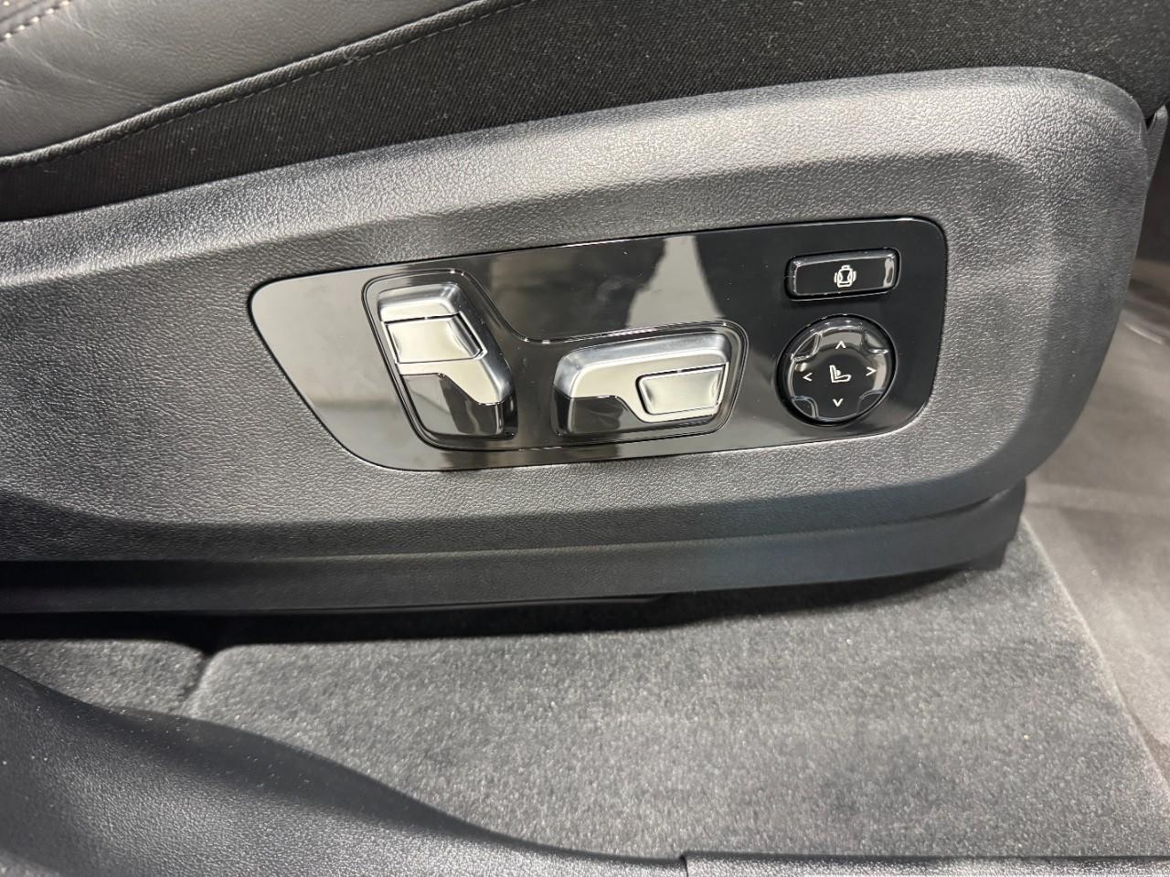 BMW X7 Vehicle Full-screen Gallery Image 22