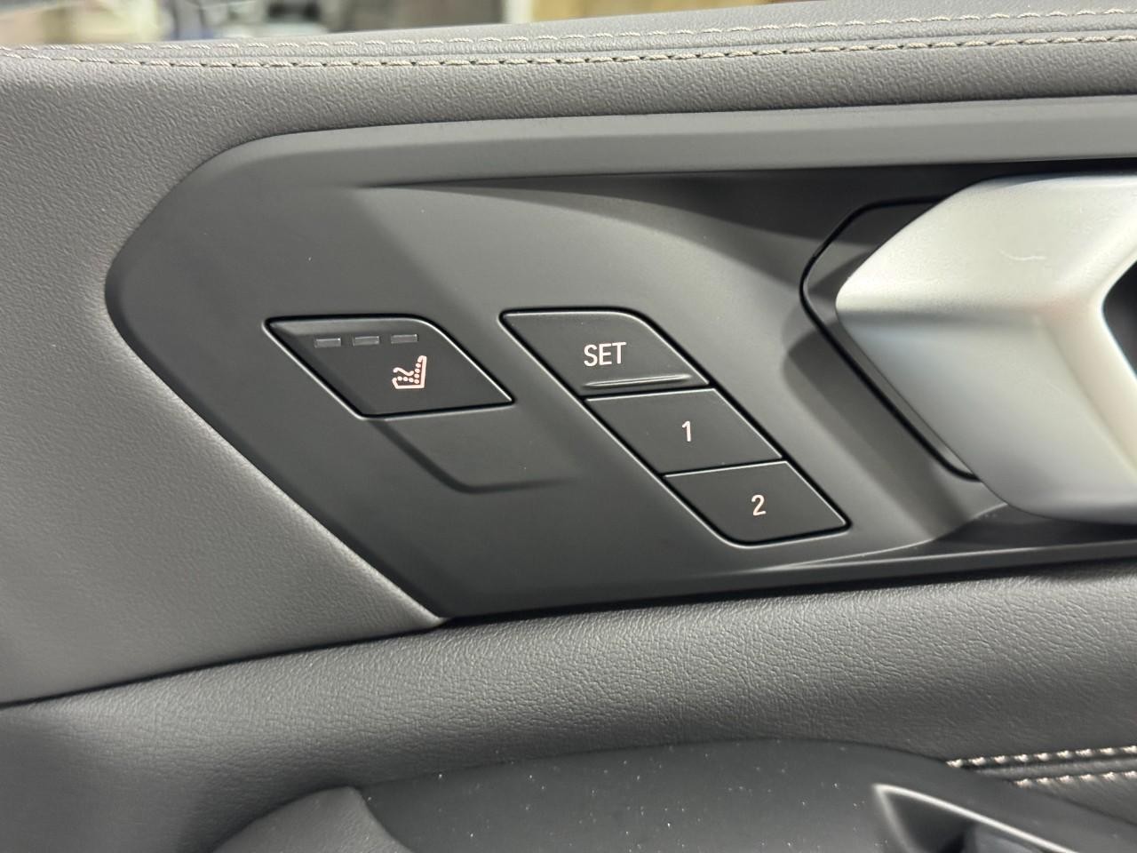 BMW X7 Vehicle Full-screen Gallery Image 23