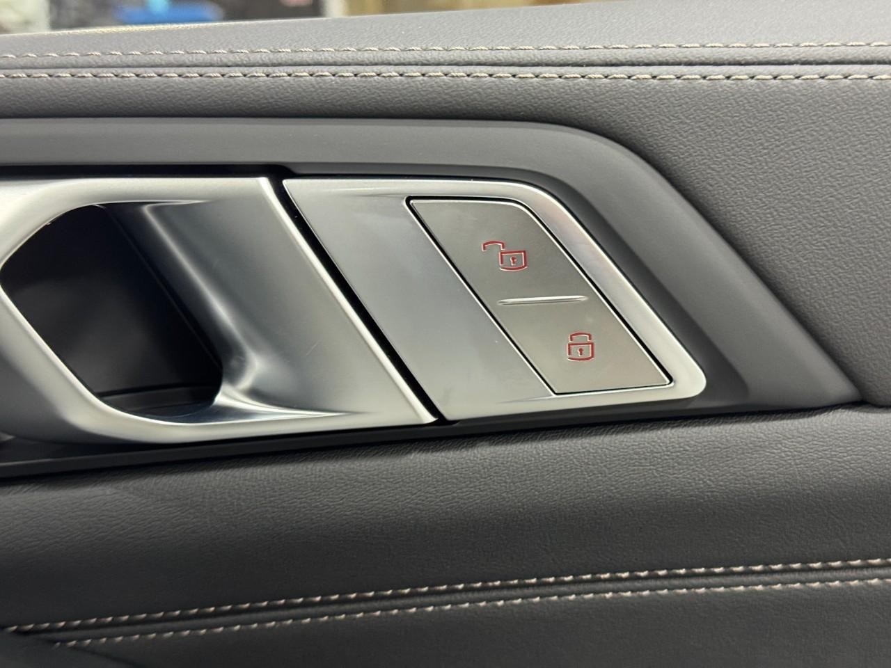 BMW X7 Vehicle Full-screen Gallery Image 24