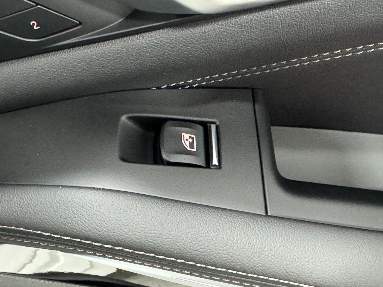 BMW X7 Vehicle Full-screen Gallery Image 25