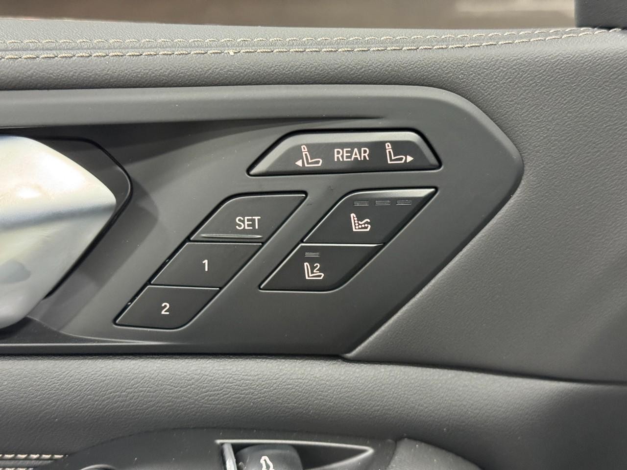 BMW X7 Vehicle Full-screen Gallery Image 27