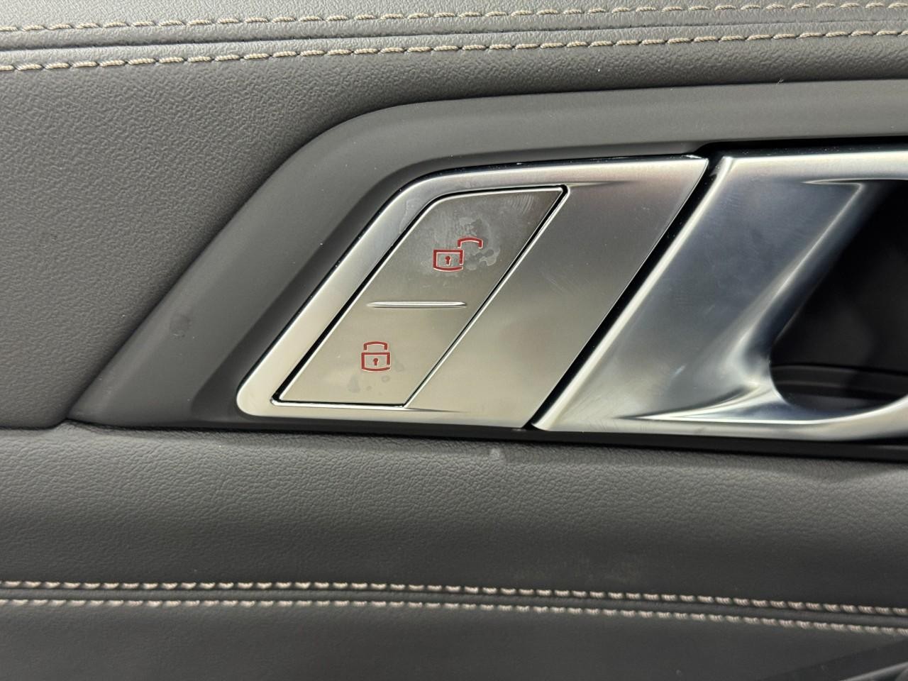 BMW X7 Vehicle Full-screen Gallery Image 28